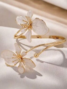 Elysia Petal Sculpted Floral Bangle